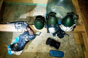 Las tres granadas y la pistola fueron encontradas en una &aacute;rea comunal. Foto: Cortes&iacute;a / Ministerio de Justicia