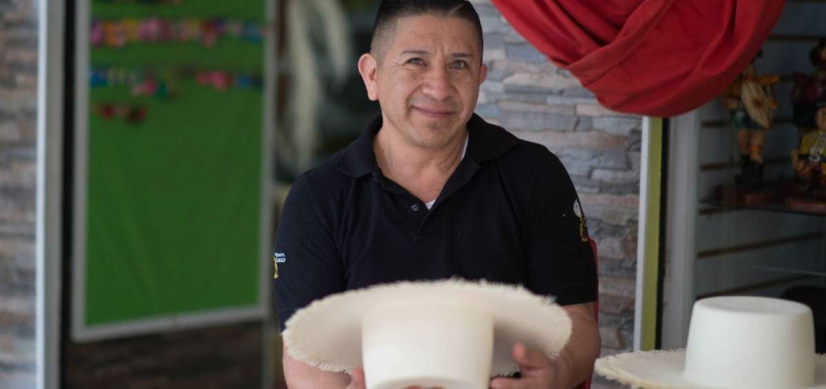 Pablo, el hombre que da el &uacute;ltimo toque al sombrero de paja