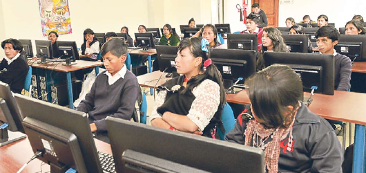 Atentos, nerviosos y emocionados los miembros del club de periodismo de Chibuleo no perdieron detalle de lo que les dec&iacute;an los instructores. Foto: Roberto Ch&aacute;vez / El Tel&eacute;grafo