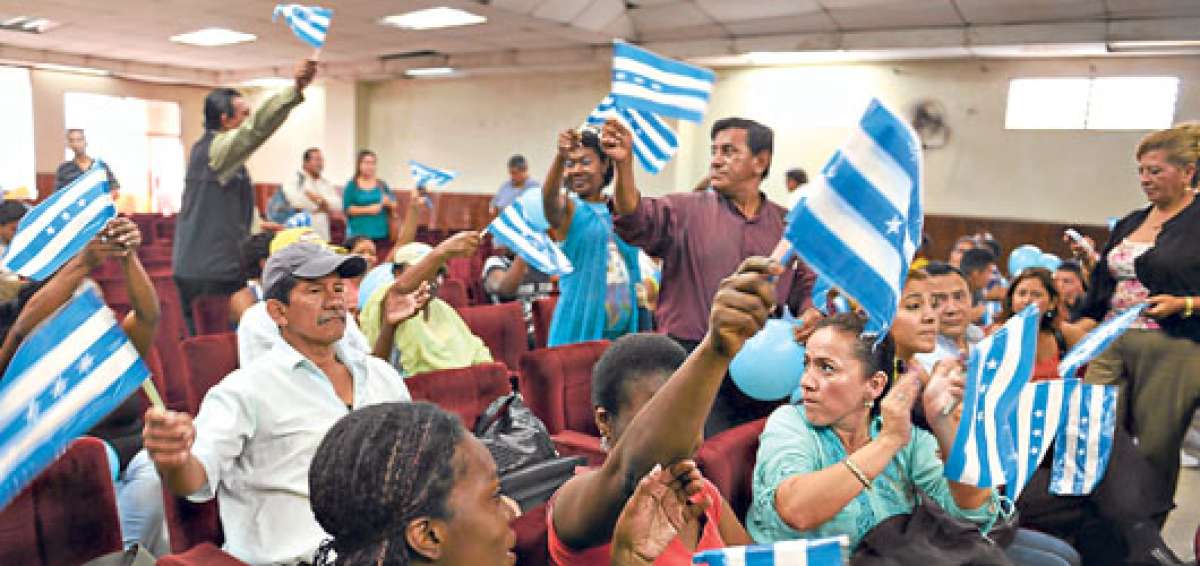Cerca de un centenar de dirigentes de organizaciones sociales de Guayaquil demandaron al alcalde Nebot que sus preguntas se las incluyan en la consulta popular. FOTO: JOS&Eacute; MOR&Aacute;N / EL TEL&Eacute;GRAFO