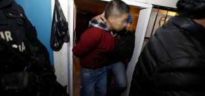 Instantes en los que agentes de la UIDH ingresaron a los domicilios en donde habitaban los presuntos integrantes de la organizaci&oacute;n delictiva.