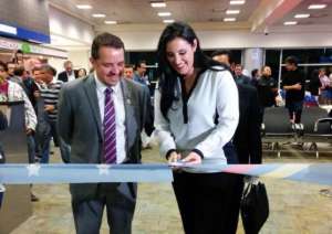 La ministra Paola Carvajal realiz&oacute; el corte de cinta del vuelo inaugural de Tame a Fort Lauderdale en EE.UU. FOTO: Cuenta de Twitter @ObrasPublicasEc 