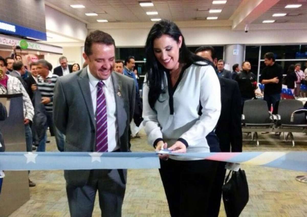 La ministra Paola Carvajal realiz&oacute; el corte de cinta del vuelo inaugural de Tame a Fort Lauderdale en EE.UU. FOTO: Cuenta de Twitter @ObrasPublicasEc 