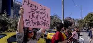 En los exteriores del Complejo Judicial, grupos activistas manifestaron su respaldo a Martha y su rechazo a los casos de violaciones en el pa&iacute;s.      