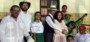 Los miembros del grupo teatral Retablillo durante una presentaci&oacute;n de la obra &ldquo;Sin cacao no es &lsquo;pecao&rsquo; un matrimonio arreglado&rdquo;. Sus vestuarios representan fielmente los usados en la &eacute;poca.