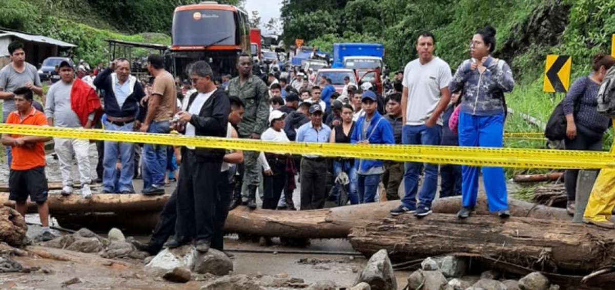 Antes de llegar al cant&oacute;n Cumand&aacute;, las palizadas, lodo y piedras destruyeron parte de la carretera.