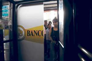 Los usuarios del paradero de la Biblioteca Municipal en ocasiones se quedan afuera de la Metrov&iacute;a porque cierran r&aacute;pido las puertas. Foto: William Orellana | El Tel&eacute;grafo