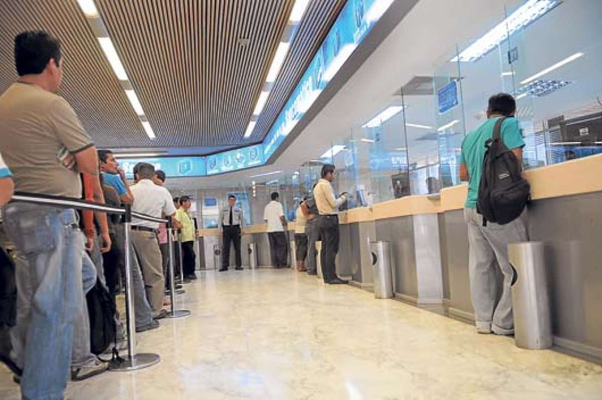 Los clientes consideran que las instituciones financieras necesitan reforzar su servicio de atenci&oacute;n al cliente. Foto: Archivo.