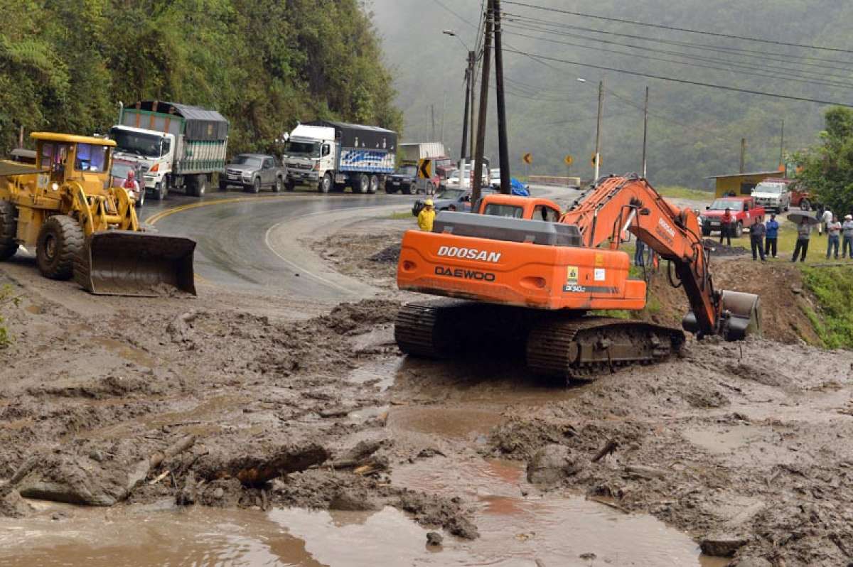 Nuevos deslaves y constantes lluvias impiden reapertura de la v&iacute;a Quito-Papallacta-Baeza; decenas de veh&iacute;culos varados