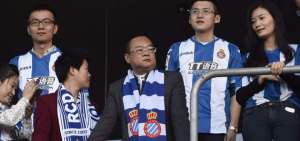 Chen Yansheng (centro) quiere que el Espanyol se clasifique a la Champions League.