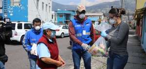 Los kits de alimentos que se entregan cuentan con aceite, arroz, lentejas, fideos, entre otros v&iacute;veres no perecibles.
