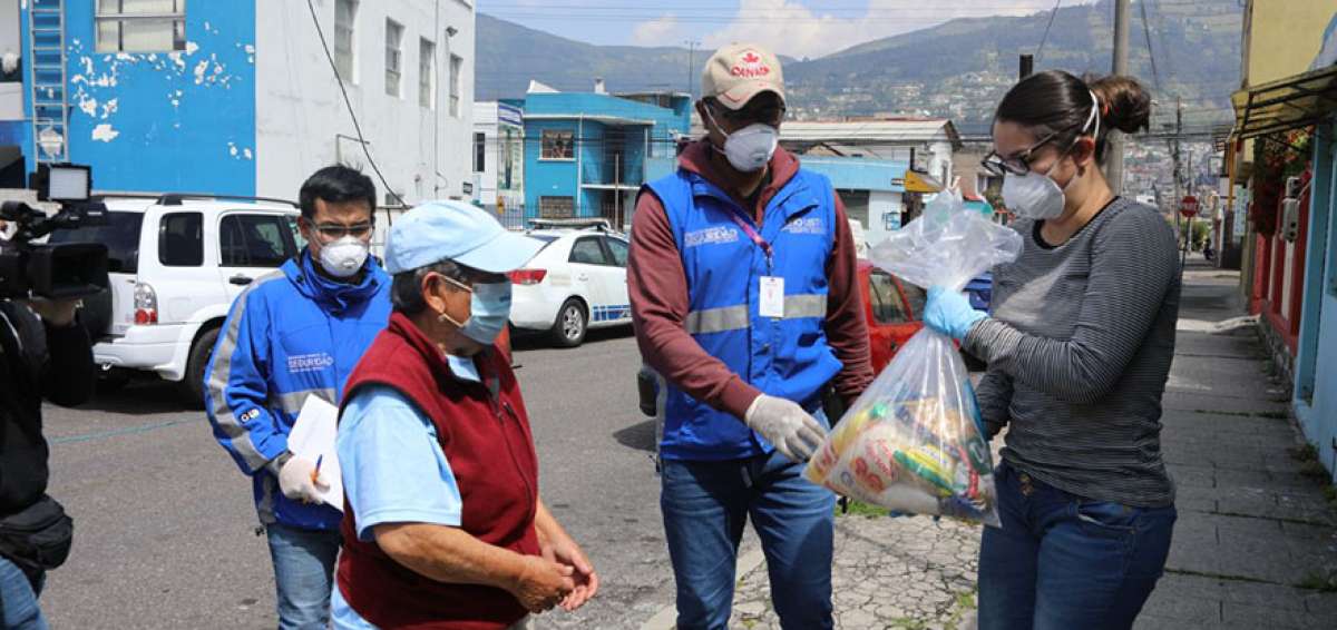 Los kits de alimentos que se entregan cuentan con aceite, arroz, lentejas, fideos, entre otros v&iacute;veres no perecibles.