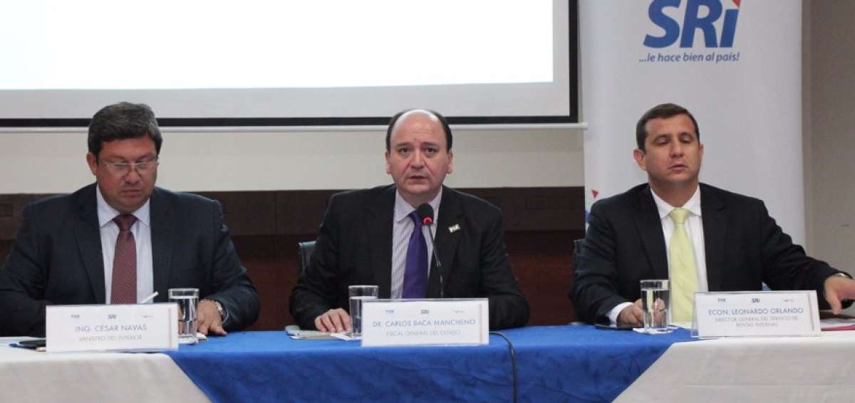  El titular del SRI, Leonardo Orlando; el fiscal general del Estado, Carlos Baca Mancheno, y el ministro del Interior, C&eacute;sar Navas. 