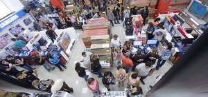 En algunos casos dependientes de los almacenes en la bah&iacute;a tomaron como suyas las ofertas de tarjetas de cr&eacute;dito de diferir a 6 meses sin intereses, con un mes de gracia antes de iniciar el pago.