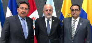 De izq. a der: N&eacute;stor Humberto Mart&iacute;nez, de Colombia; Jorge Abbott, de Chile; y Edwin Pa&uacute;l P&eacute;rez, de Ecuador. 