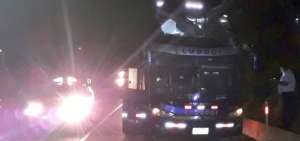 Los pasajeros del bus de transporte interprovincial fueron sorprendidos por el desprendimiento de las rocas.