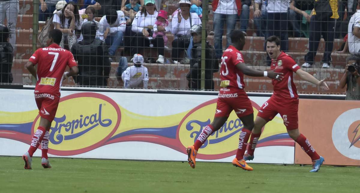 &Aacute;ngel Oru&eacute; (d) fue el autror de las anotaciones visitante. Foto: &Aacute;lvaro P&eacute;rez / El Tel&eacute;grafo