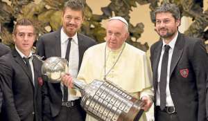 El papa Francisco levant&oacute; ayer la Copa Libertadores en el Vaticano con una delegaci&oacute;n, integrada por directivos y jugadores, del club argentino San Lorenzo. Foto: AFP.
