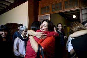 Parejas celebran tras conocer la resoluci&oacute;n del Parlamento portugu&eacute;s. Foto: AFP