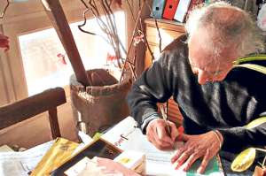En 1986 fue condecorado por el gobierno franc&eacute;s con la Ordre des Arts et des Lettres. Su primer libro fue Cartas para que la alegr&iacute;a, publicado en 1959.  