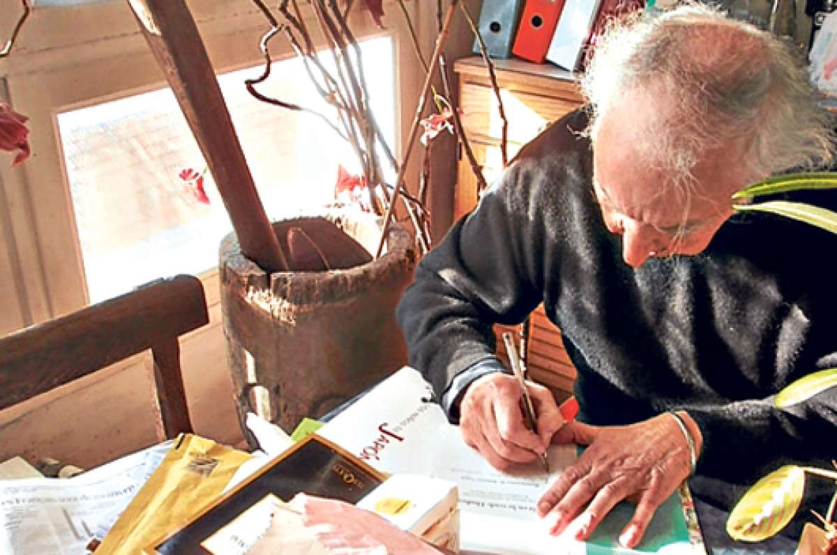 En 1986 fue condecorado por el gobierno franc&eacute;s con la Ordre des Arts et des Lettres. Su primer libro fue Cartas para que la alegr&iacute;a, publicado en 1959.  