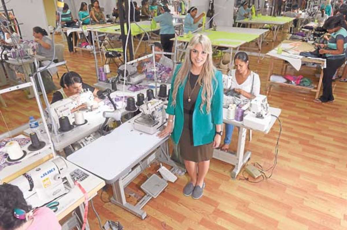 En el taller de Mar&iacute;a Fernanda R&iacute;os laboran m&aacute;s de 12 personas, entre costureras, deshilachadoras, patronistas para la confecci&oacute;n de sus prendas. Foto: Karly Torres /  El Tel&eacute;grafo