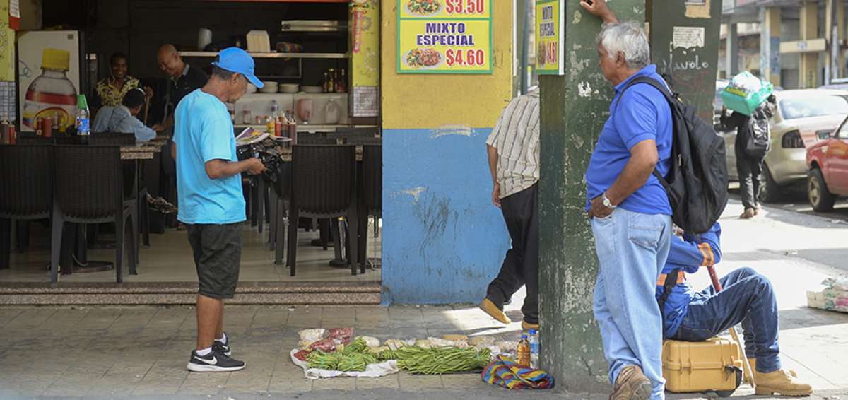 Los due&ntilde;os y dependientes de restaurantes chinos afirman que las ventas han bajado, pero no en altos porcentajes.