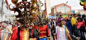 Las partidas o comparsas de diablos desfilan por las calles c&eacute;ntricas del cant&oacute;n P&iacute;llaro, que est&aacute; situado a 40 minutos de la capital tungurahuense.