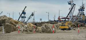 Maquinaria pesada trabaja en la delimitaci&oacute;n y colocaci&oacute;n de piedra escollera en el &aacute;rea destinada para la ampliaci&oacute;n del patio 600.