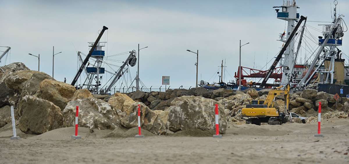 Maquinaria pesada trabaja en la delimitaci&oacute;n y colocaci&oacute;n de piedra escollera en el &aacute;rea destinada para la ampliaci&oacute;n del patio 600.