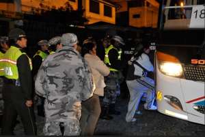 El traslado se cumpli&oacute; en tres grupos, cada uno conformado por siete autobuses, custodiados por polic&iacute;as. Foto: Ministerio de Justicia 