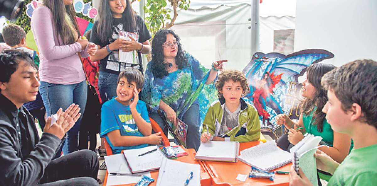 En el stand de Mantra, la escritora Leonor Bravo y un grupo de ni&ntilde;os y j&oacute;venes despu&eacute;s de una lectura. Foto: Fernando Sandoval / El Tel&eacute;grafo