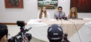 V&iacute;ctor Rivadeneira (centro) estuvo acompa&ntilde;ado de familiares de Geovanny L. en la rueda de prensa en la que se denunciaron los hechos.
