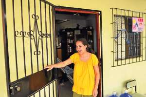 Beatriz Mac&iacute;as, quien vive en Urbirr&iacute;os 2 (Manta), es beneficiada con el bono que entrega el Miduvi. Foto: Rodolfo P&aacute;rraga / El Tel&eacute;grafo