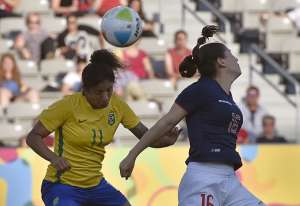 Cristiane Rozeira (i) fue la figura del encuentro al convertir 5 goles. Foto: AFP