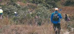El cerro Guagualzhumi se encuentra al pie de la parroquia Paccha. Los 2.700 msnm no son impedimento para que los turistas lleguen a la cima.