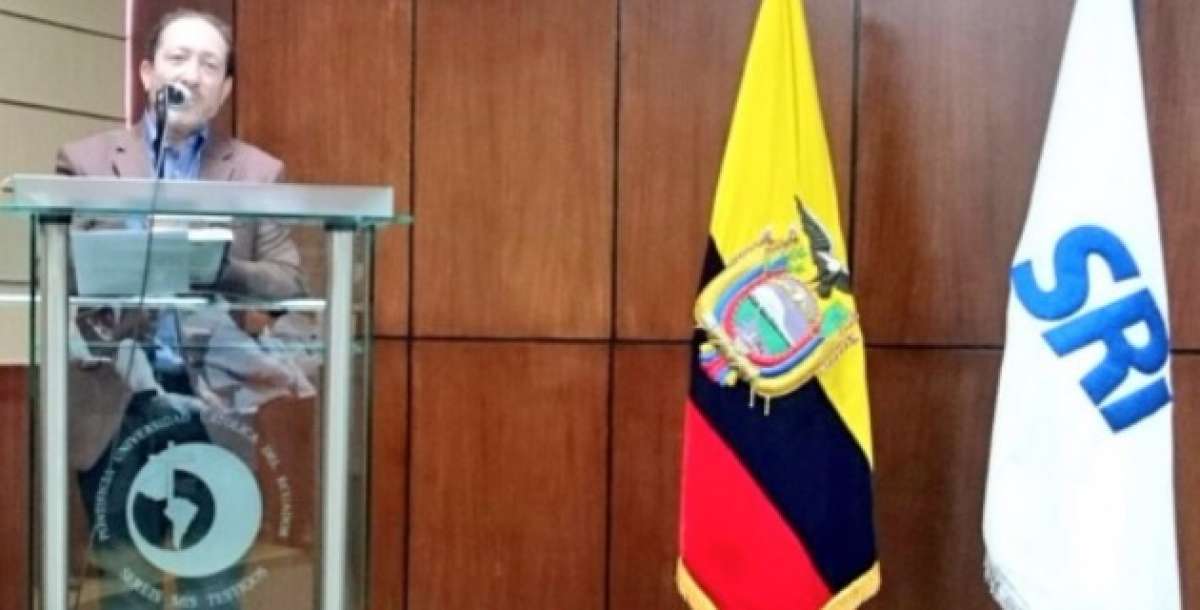 El libro fue escrito por el historiador Juan Paz y Mi&ntilde;o en coordinaci&oacute;n con el Centro de Estudios Fiscales del SRI (CEF). Foto: Twitter SRI