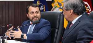 El presidente del Consejo Directivo del IESS, Pa&uacute;l Granda, firm&oacute; el convenio con el rector de la Universidad del Azuay, Francisco Salgado. 