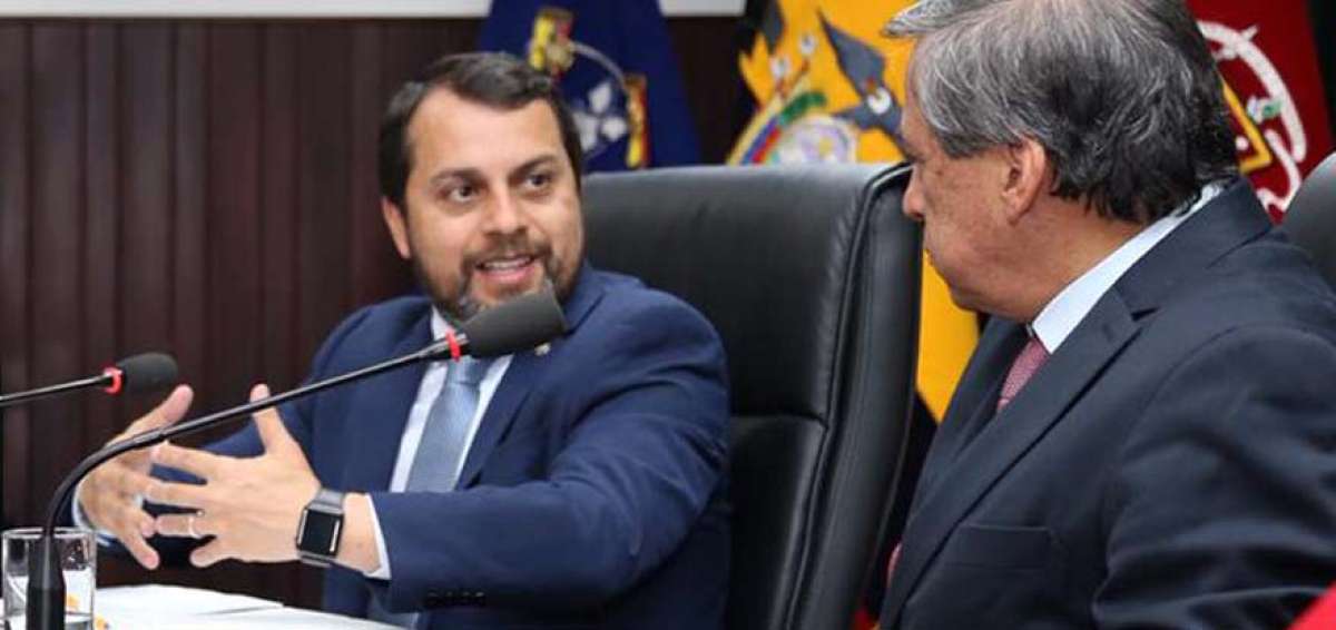 El presidente del Consejo Directivo del IESS, Pa&uacute;l Granda, firm&oacute; el convenio con el rector de la Universidad del Azuay, Francisco Salgado. 