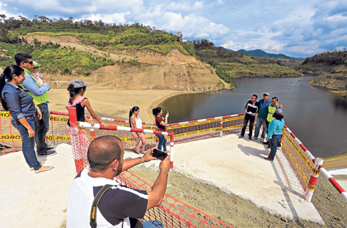 La obra se levanta en el sector conocido como R&iacute;o Grande de Chone. 10.700 hect&aacute;reas se ver&aacute;n beneficiadas por la mitigaci&oacute;n de las inundaciones. Foto: Rodolfo P&aacute;rraga
