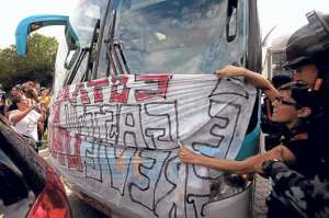 Los profesores pegaron en el bus autoadhesivos con la leyenda &ldquo;No habr&aacute; Copa&rdquo;. Foto: EFE