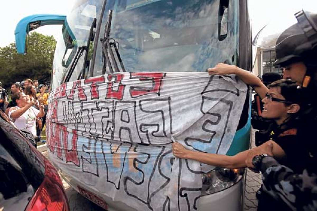 Los profesores pegaron en el bus autoadhesivos con la leyenda &ldquo;No habr&aacute; Copa&rdquo;. Foto: EFE