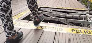 El material de las tablas es de madera con pl&aacute;stico, colocados en forma longitudinal, no apto para rodar bicicletas.