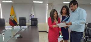 Desde la izquierda: Sonia Vera, Tania Pauker, y Edwin Jarr&iacute;n, del CPCCS, luego de exponer las inquietudes de la CIDH por su denuncia presentada.