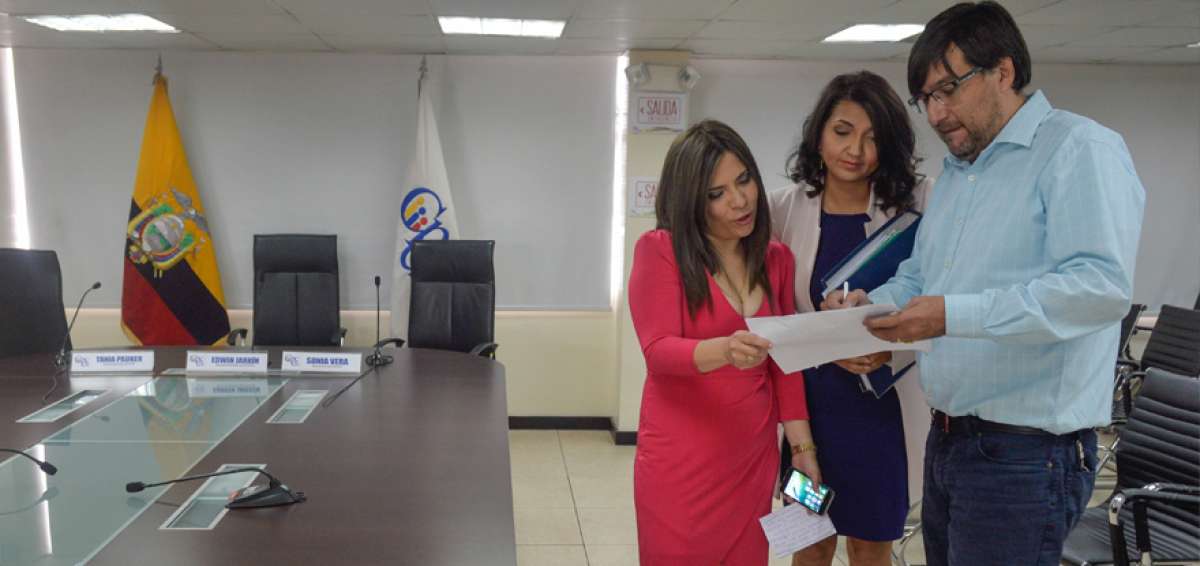 Desde la izquierda: Sonia Vera, Tania Pauker, y Edwin Jarr&iacute;n, del CPCCS, luego de exponer las inquietudes de la CIDH por su denuncia presentada.
