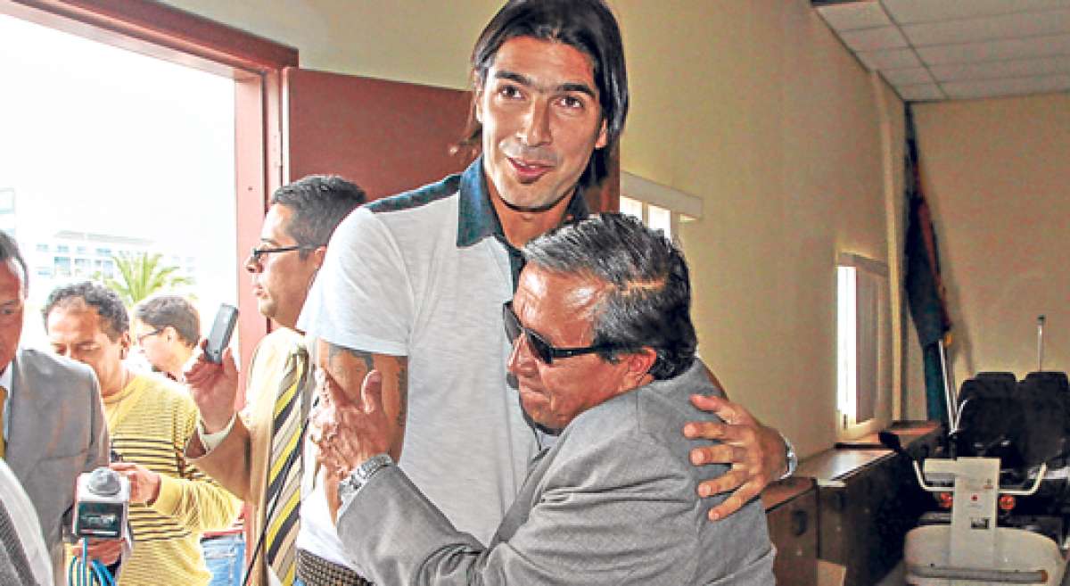 El delantero Sebasti&aacute;n Abreu (izq.) saluda con el administrador de Aucas, Ramiro Gord&oacute;n, durante la presentaci&oacute;n del futbolista uruguayo, ayer en Quito. Foto: Daniel Molineros / El Tel&eacute;grafo