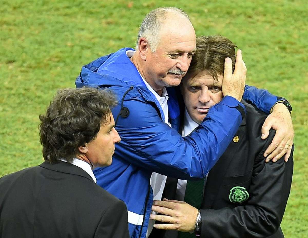 Scolari se saludo con el t&eacute;cnico de M&eacute;xico despu&eacute;s del encuentro que empataron 0-0. Foto: AFP