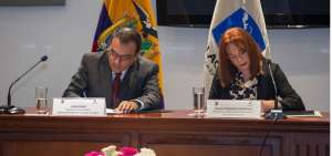 Firma del acuerdo entre la ministra, Mar&iacute;a Fernanda Espinosa; y el director de la Flacso, Juan Ponce.