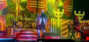 Judas Priest (Inglaterra) public&oacute; el que esta secci&oacute;n ha considerado el mejor disco del a&ntilde;o en heavy metal. Firepower fue presentado el domingo 28 de octubre en el Coliseo General Rumi&ntilde;ahui. 