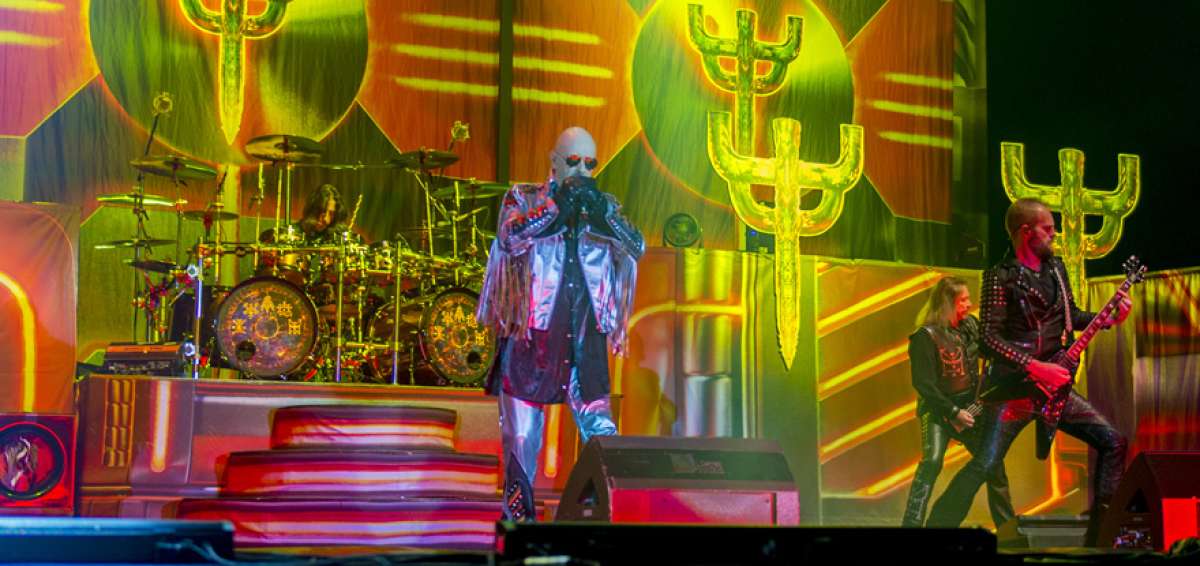 Judas Priest (Inglaterra) public&oacute; el que esta secci&oacute;n ha considerado el mejor disco del a&ntilde;o en heavy metal. Firepower fue presentado el domingo 28 de octubre en el Coliseo General Rumi&ntilde;ahui. 
